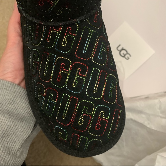 Ugg Kids Classic II Graphic Stitch Boot - Picture 3 of 5
